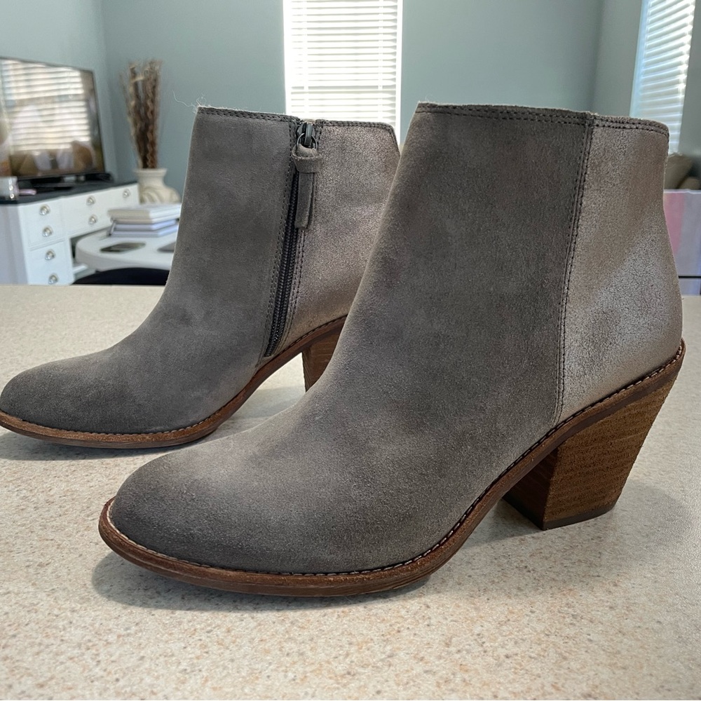 Woman’s Sofft leather boots size 8. Brand new never worn out!